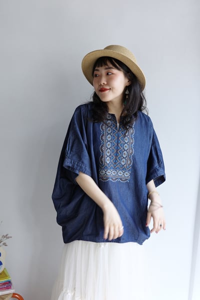 𓏭v領圖騰刺繡裁片拼接上衣4