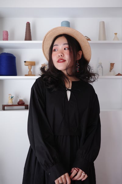 𓏭精緻花邊蕾絲拼接Ｖ領繫帶上衣12