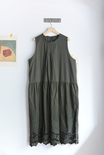 木耳花邊領鏤空雕花背心洋裝襯裙16