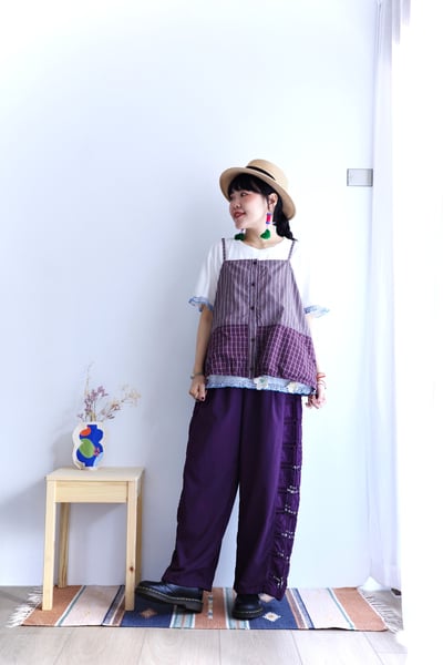 𓏭格紋花邊拼接小花片上衣5