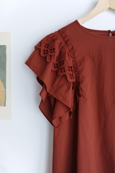 層次菱格鏤空荷葉袖上衣9