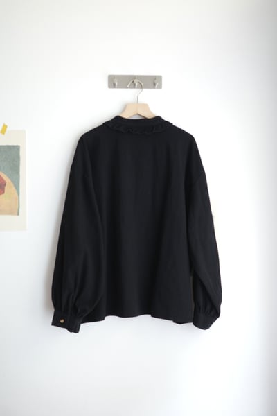 𓏭木耳抽鬚花邊拼接純色襯衫25