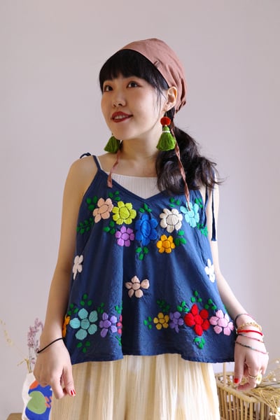 𓏭繽紛花朵刺繡繫帶背心6