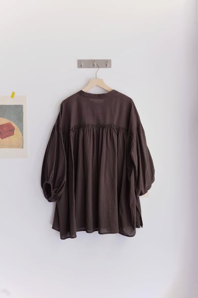 𓏭輕飄飄Ｖ領繫帶抓摺澎袖上衣25