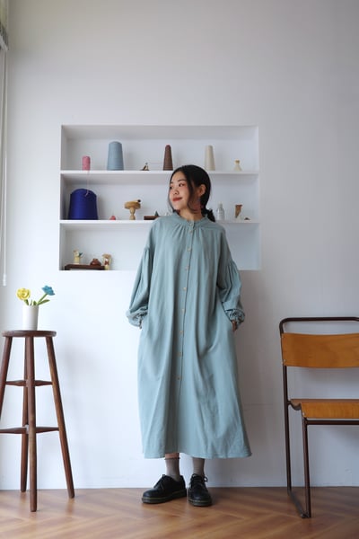 𓏭木耳立領空氣袖純色洋裝17