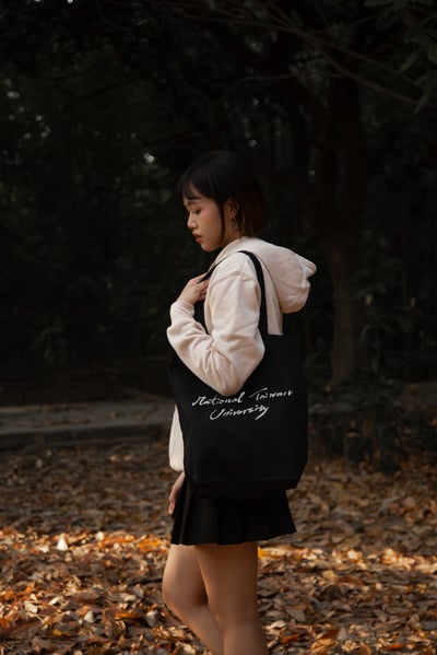 NTU 英文書法款帆布袋－黑色1