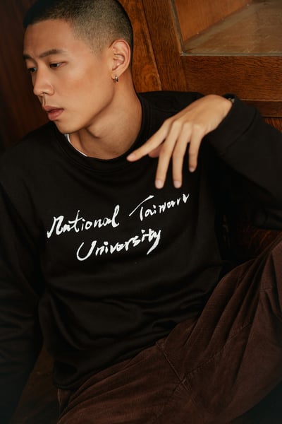 【 復刻 】書法款 大學Ｔ Sweatshirt（black）Ｓ號1