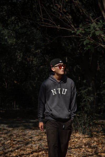 NTU 幾何款帽Ｔ－鐵灰2