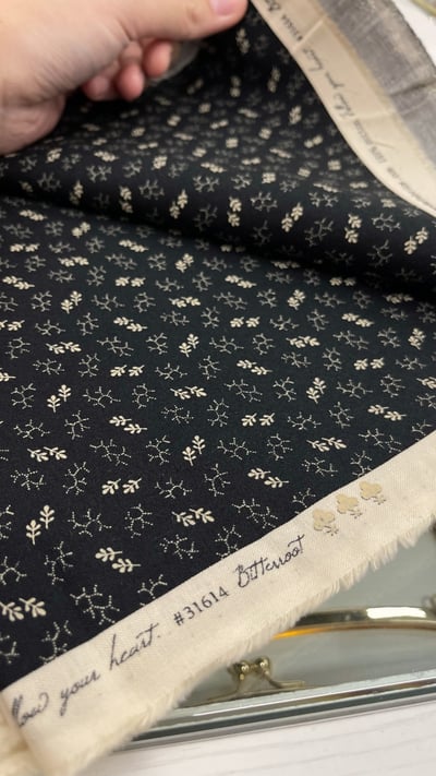 MODA【Elinore's Endeavor 1830-1910（黑色）】Betsy Chutchian3