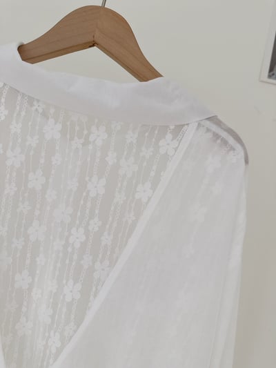 精緻後背小花造型防曬襯衫5