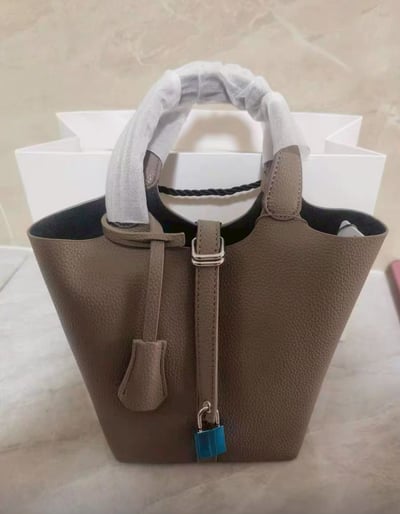 質感超纖皮鎖扣斜背手提水桶包(附肩帶)22