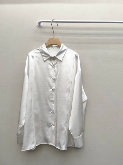 緞面光澤包釦長袖襯衫14