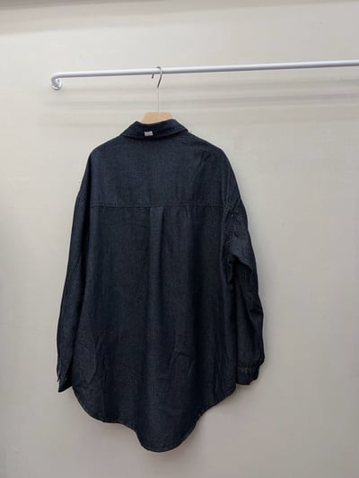 雙口袋排釦中長版牛仔襯衫8