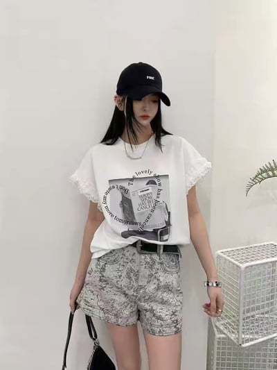 蕾絲木耳邊字母報紙印花短袖上衣1