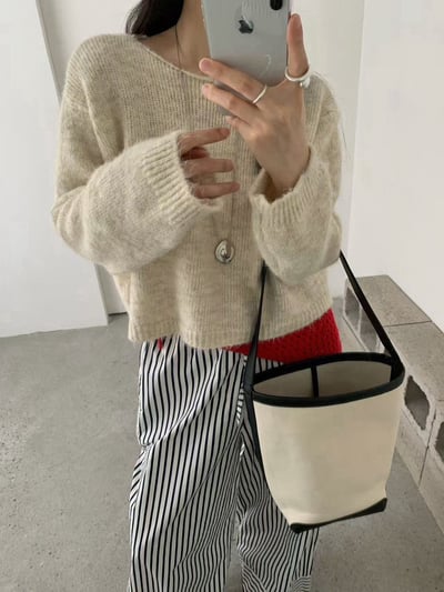 大圓領慵懶短版毛衣上衣1