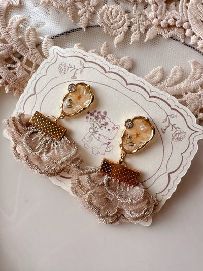 《榛果花蕾耳環》1