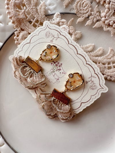 《榛果花蕾耳環》2