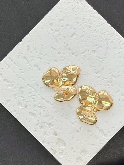 C&J白色花瓣耳夾4