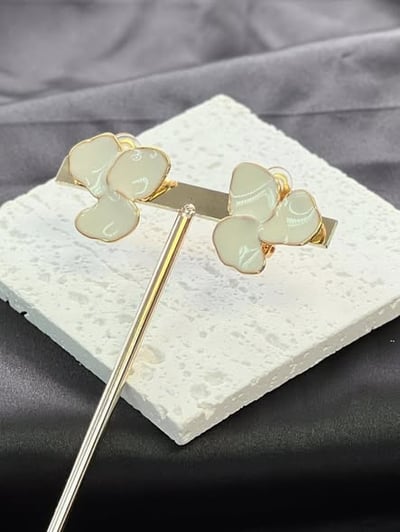 C&J白色花瓣耳夾3