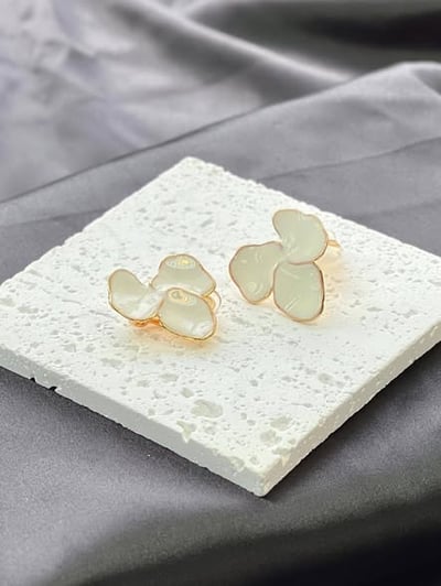 C&J白色花瓣耳夾1