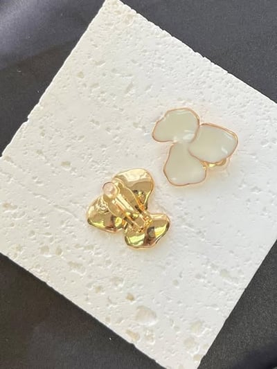 C&J白色花瓣耳夾2