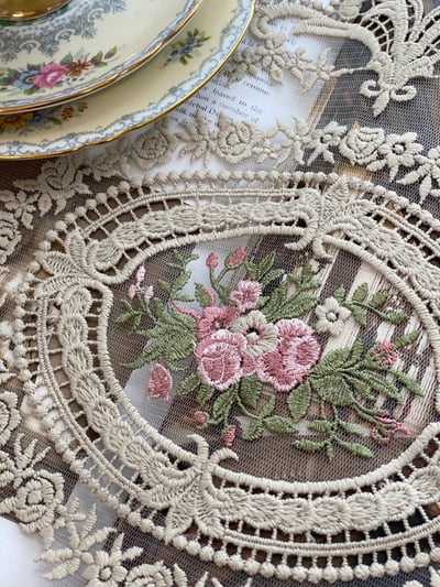 玫瑰刺繡蕾絲桌墊10