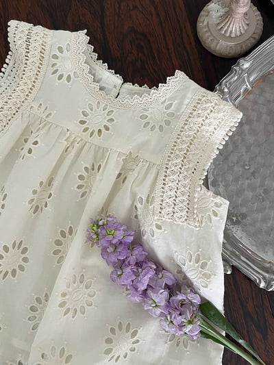 甜美簍空刺繡背心5