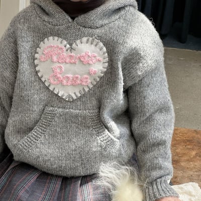 愛心繡花連帽毛衣2