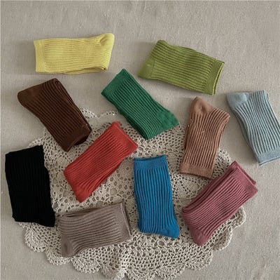 坑條素面中筒襪3