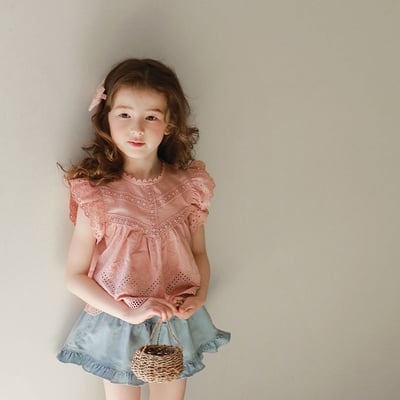 甜美花邊簍空飛袖上衣1