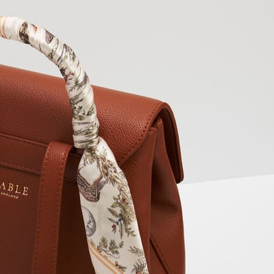 Fable England 焦糖絲巾後背包3
