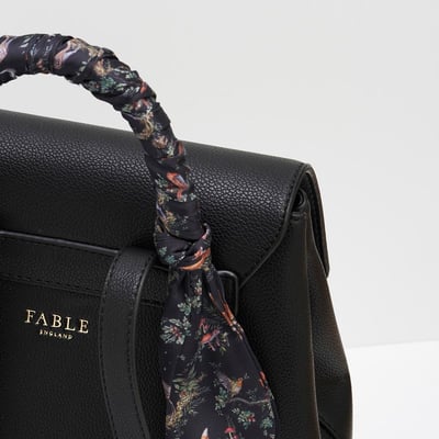 Fable England 曜黑絲巾後背包3