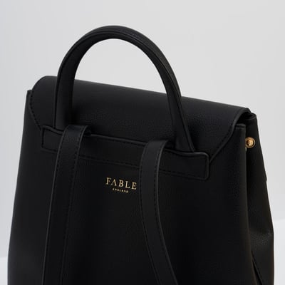 Fable England 曜黑絲巾後背包6