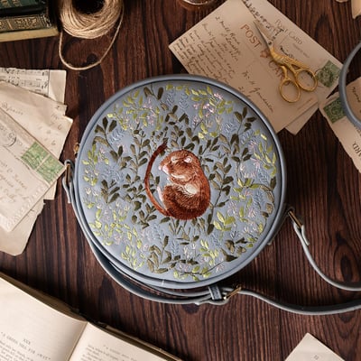 Fable England 睡鼠刺繡圓形包1