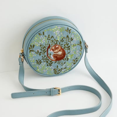 Fable England 睡鼠刺繡圓形包4