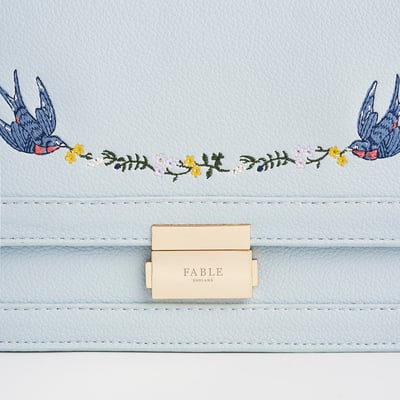 Fable England 藍羽刺繡斜背包3