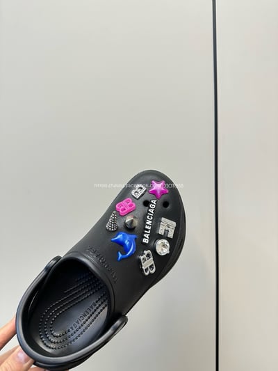 Balenciaga×Crocs洞洞鞋18