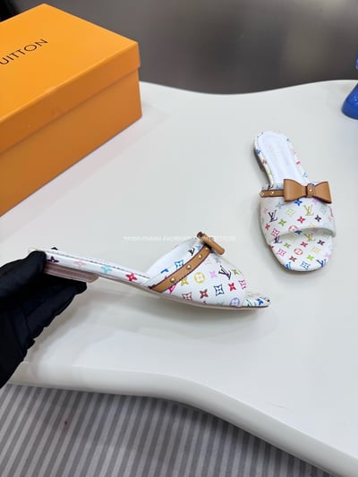 LV X TM蝴蝶結平底拖鞋9