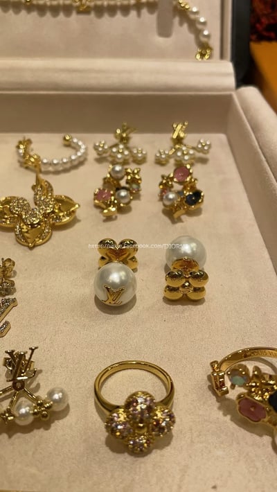 LV金屬小花朵字母耳環6