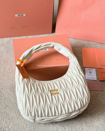 MiuMiu Wander 褶皺手提包1