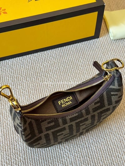 Fendi graphy半月包15