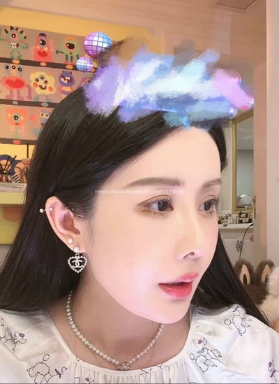 小香淺金色滿鑽雙C鏤空耳環2