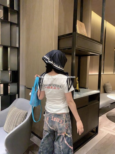 C.H克羅心 v領T7