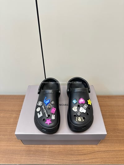 Balenciaga×Crocs洞洞鞋13