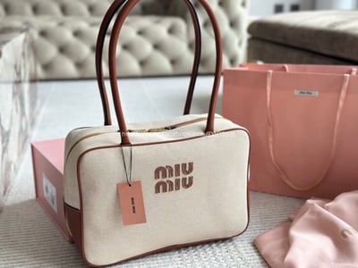 miumiu保齡球公文包 6