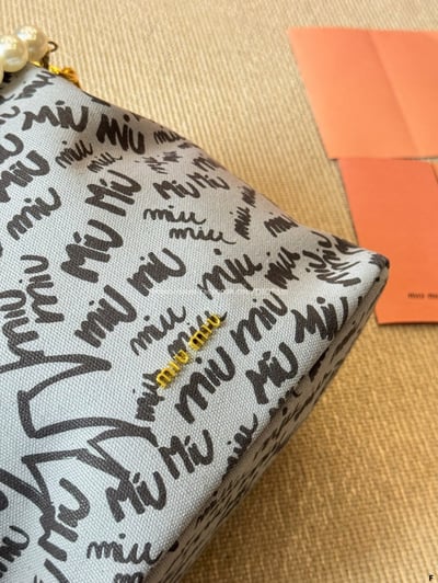 miumiu 塗鴉滿印水桶包6
