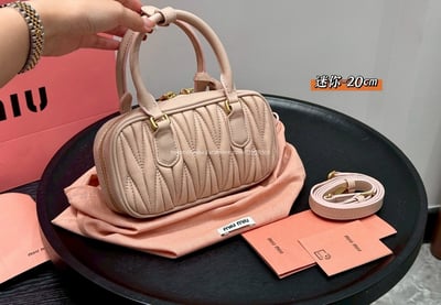 miumiu 褶皺保齡球包 5