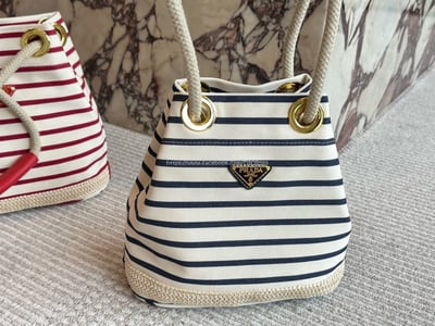  Prada尼龍水桶包3