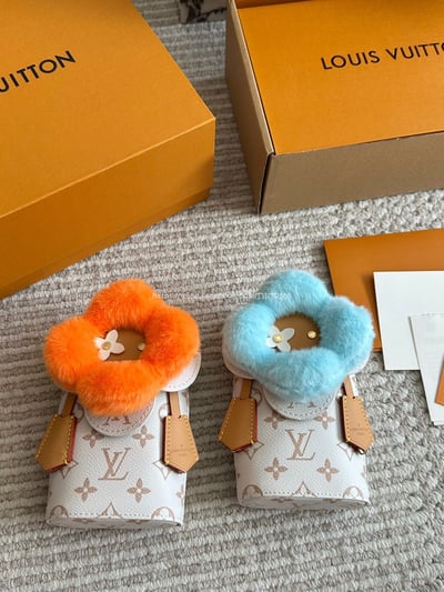 vivienne毛絨手機包4