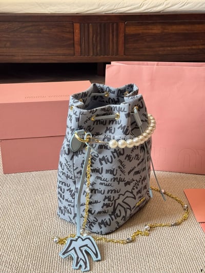 miumiu 塗鴉滿印水桶包7